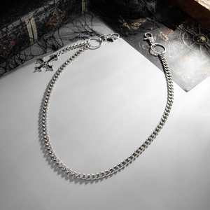 Dettaglio della catena da pantaloni gotica in argento con ciondolo a croce e moschettoni