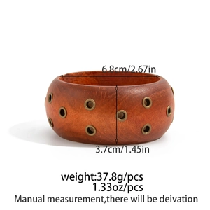 Dimensioni dettagliate di un bracciale rigido in legno con occhielli e trama rosso-marrone