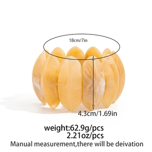 Dettaglio dimensioni del bracciale in resina ambrata con 18cm di circonferenza e 4,3cm di larghezza