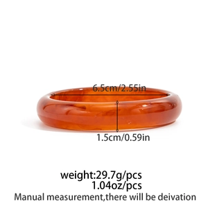 Dettaglio del bracciale in resina ambrata con diametro di 6,5cm e larghezza di 1,5cm