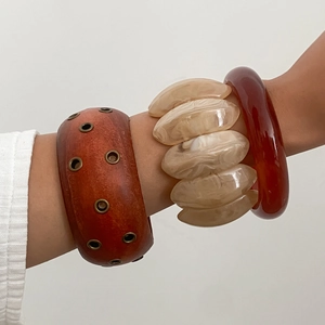 Set di tre bracciali minimalisti in legno e resina da donna nei toni marrone e marmo