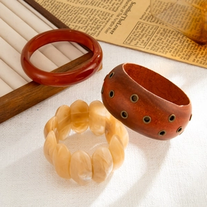 Tre bracciali in stile boho con anelli in resina, venature del legno e perline marmoree