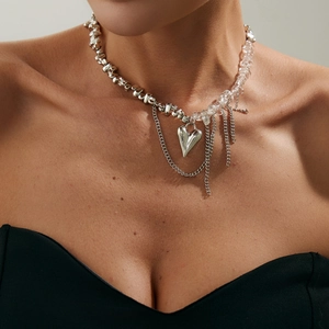 Collana con perle d'argento irregolari e ciondolo a cuore in design decostruito