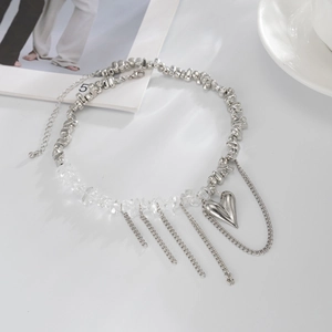 Dettaglio della collana con ciondolo a cuore argento con perline e nappe a catena lunga