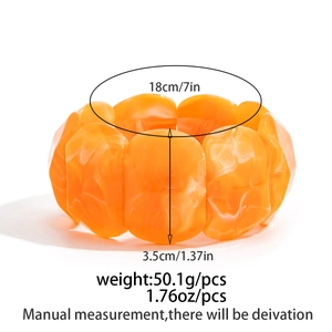 Dettaglio del bracciale in resina arancione marmorizzata con misure di altezza e diametro