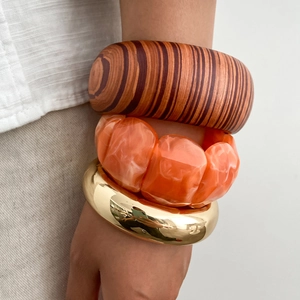 Set di bracciali retrò in legno e resina con finitura dorata audace per donne