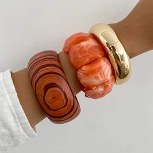 Set di bracciali retrò con venature del legno, resina arancione e fascia in metallo dorato