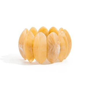 Bracciale largo minimalista in resina ambrata con trama marmorizzata su sfondo bianco