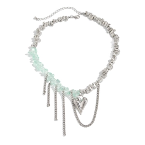 Collana a cuore asimmetrica con pietre verdi e perle d'argento su sfondo bianco puro