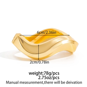 Dettaglio del bracciale dorato ondulato con dimensioni di 6cm di larghezza e 2cm