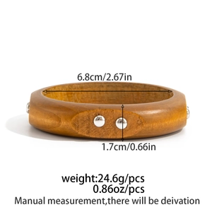 Dettaglio del bracciale in legno con rivetti, diametro interno 6,8cm e larghezza 1,7cm