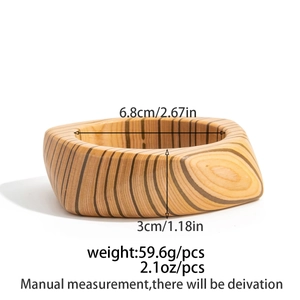 Dettaglio delle dimensioni del bracciale largo in legno con venature naturali scure