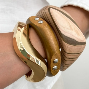 Set di tre bracciali geometrici con metallo dorato, resina gialla e venature del legno