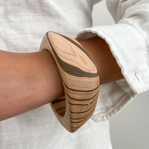 Bracciale geometrico irregolare in legno con venature naturali per uno stile casual