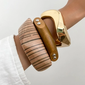 Set di tre bracciali sovrapponibili in legno e metallo dorato geometrico irregolare