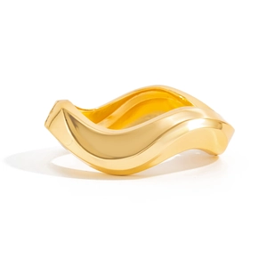 Anello a onda dorato minimalista con design geometrico irregolare e finitura lucida
