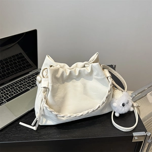 Borsa hobo in pelle bianco sporco con tracolla a catena e ciondolo in peluche morbido