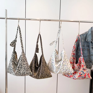 Grandi borse a spalla hobo in tela con stampe floreali e leopardate per donna