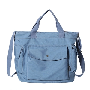 Sac fourre-tout bleu en toile avec poche frontale et bandoulière réglable pour femme