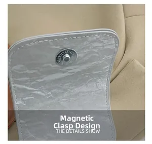 Dettaglio della mini borsa in pelle plissettata argento con chiusura magnetica sulla patta