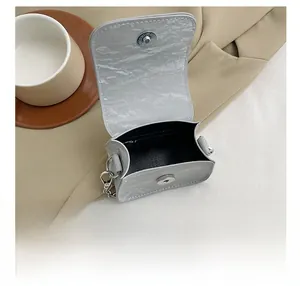 Dettaglio interno della mini borsa a tracolla con chiusura magnetica e catena a farfalla