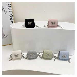 Mini borse a tracolla con chiusura a farfalla e catena in sei colori pastello