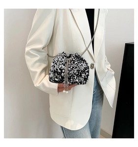 Détail du sac seau à paillettes avec chaîne argentée et cordons ornés de perles