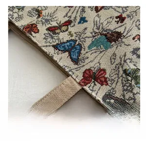 Dettaglio macro del tessuto jacquard ad alta densità con ricami di farfalle colorate