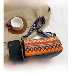 Dettaglio della borsa a secchiello boho intrecciata con motivi etnici e ampia capacità