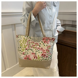 Dettaglio della borsa tote in lino con stampe vintage di farfalle e fiori a olio