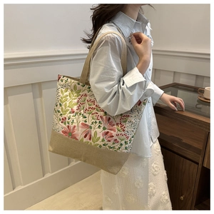 Dettaglio della borsa tote in lino con stampe floreali vintage e base in juta naturale