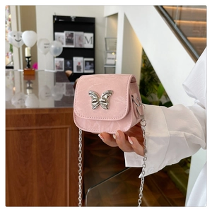 Dettaglio della mini borsa rosa effetto marmo con chiusura a farfalla argentata