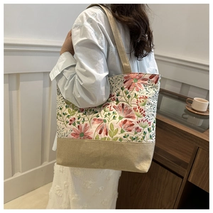 Dettaglio della borsa tote in lino con stampa floreale a farfalla vintage e tela kaki