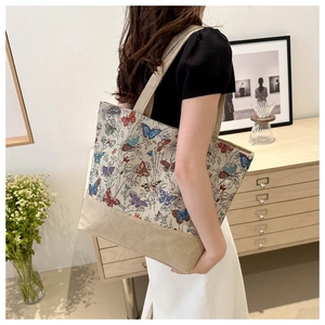 Dettaglio borsa tote vintage in lino con jacquard a farfalle colorate e tela beige