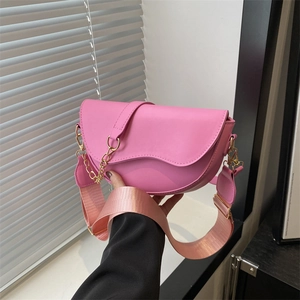 Fashion Women PU Leather Saddle Bag Retro Crossbody Shoulder Bag With Gold Metal Chain And Wide Strap Casual Daily Elegant Messenger Bag