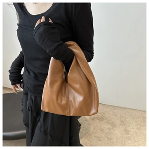 Borsa tote marrone arricciata mostra la texture in morbida pelle PU e il design casual