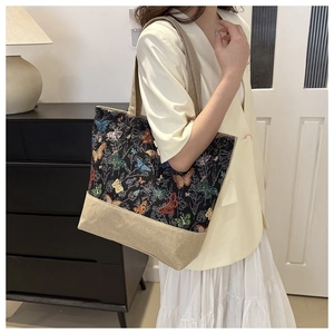 Dettagli del ricamo a farfalla su borsa tote artistica in lino nero con fondo in tela