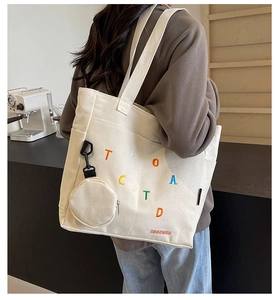 Borsa tote in tela con lettere ricamate colorate e mini portamonete coordinato