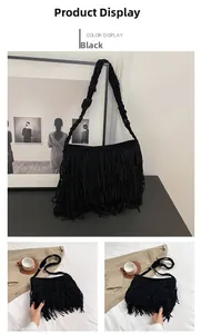 Dettaglio della borsa a tracolla boho con lunghe frange e tracolla intrecciata
