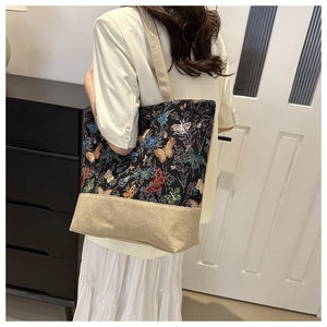 Dettaglio della borsa tote stile pittura a olio con jacquard a farfalla e base in lino