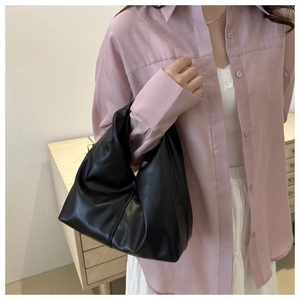 Borsa tote nera plissettata con trama in pelle pregiata per un look casual quotidiano alla moda