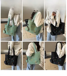 Viste dettagliate della borsa tote in tela con ricamo di lettere colorate e mini portamonete