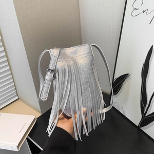 Moderne zilveren crossbodytas voor dames met franjes en glanzende kiezelstructuur en band