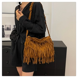 Dettaglio della borsa a tracolla bohémien marrone con nappe e cinturino in corda intrecciata