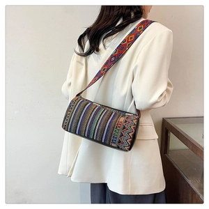 Borsa a secchiello etnica boho su modella con ampia tracolla geometrica in tessuto