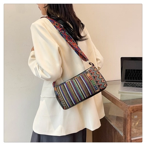 Vista dettagliata della borsa a secchiello boho etnica con motivi intrecciati colorati