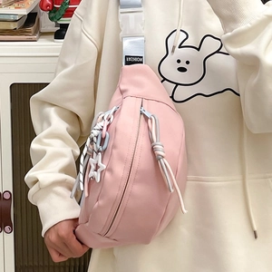 Detailaufnahme der rosa Umhängetasche mit Sternanhänger und reflektierendem Etikett