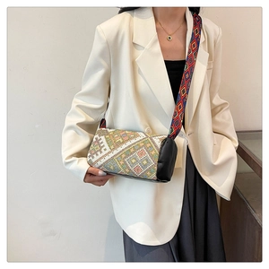 Dettaglio borsa a secchiello boho con ricami colorati e ampia tracolla etnica