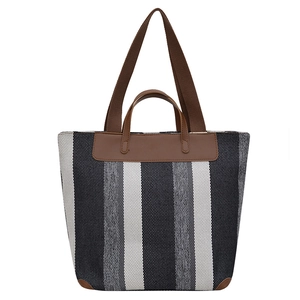 Grande borsa tote minimalista in tela a righe con manici in pelle marrone