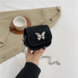 Mini borsa a tracolla nera in camoscio con catena a farfalla argentata ed elegante